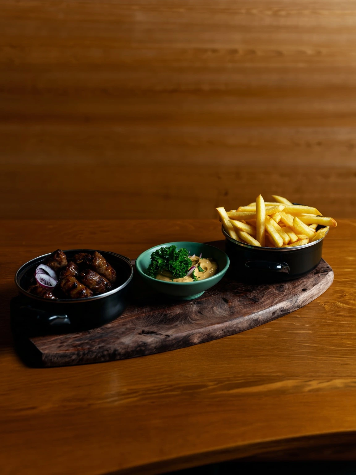 Cevapcici gericht mit pommes und hausgemachte Sauce